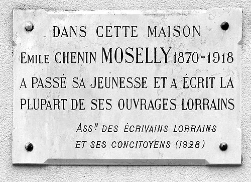 Plaques Commémoratives. Il y est inscrit : "Dans cette maison Emile Chénin Moselly 1870-1918 a passé sa jeunesse et a écrit la plupart de ses ouvrages lorrains. Association des écrivains lorrains et ses concitoyens (1928)"